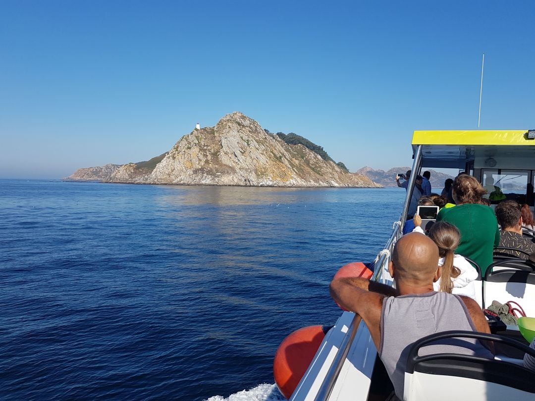 Visitantes a bordo de un barco turístico con destino a las Islas Cíes.