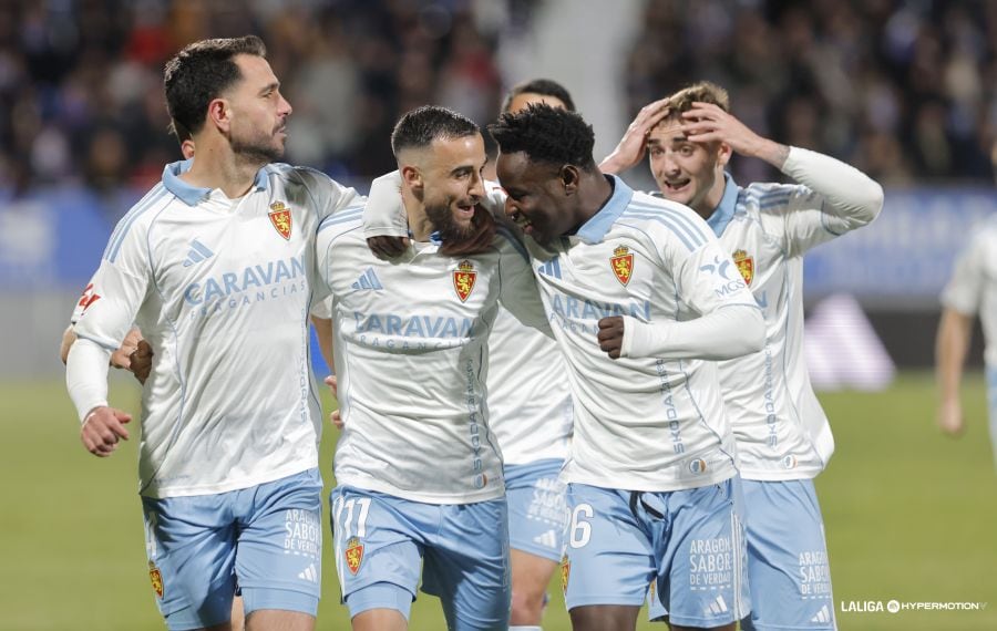 Rober celebra su gol junto a sus compañeros