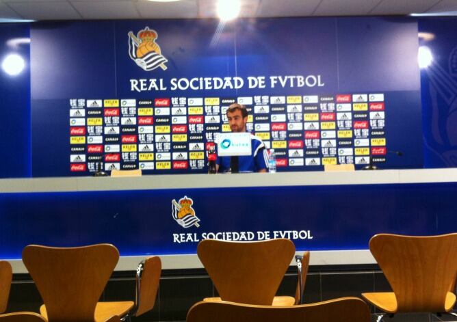 Mikel González habla este mediodía en la sala de prensa de Anoeta.
