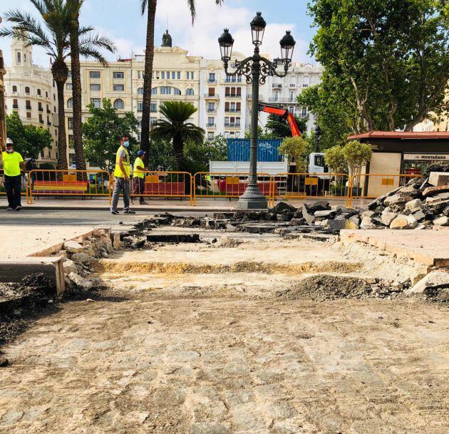 Inicio de las obras de pavimentado definitivo de la Plaza del Ayuntamiento de València