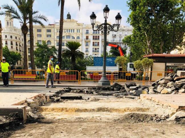 Inicio de las obras de pavimentado definitivo de la Plaza del Ayuntamiento de València