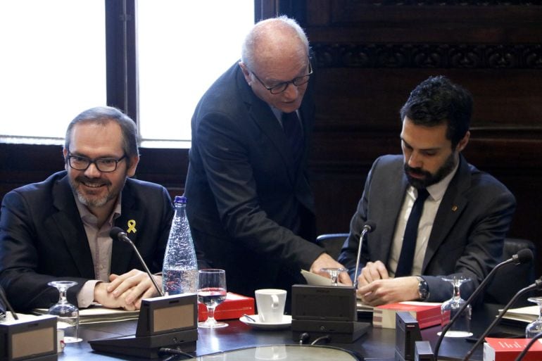 El president del Parlament, Roger Torrent, habla con el secretario general, Xavier Muro