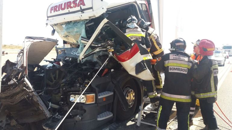 Bomberos de la DPZ excarcelan al camionero fallecido el martes por la mañana en la N-232