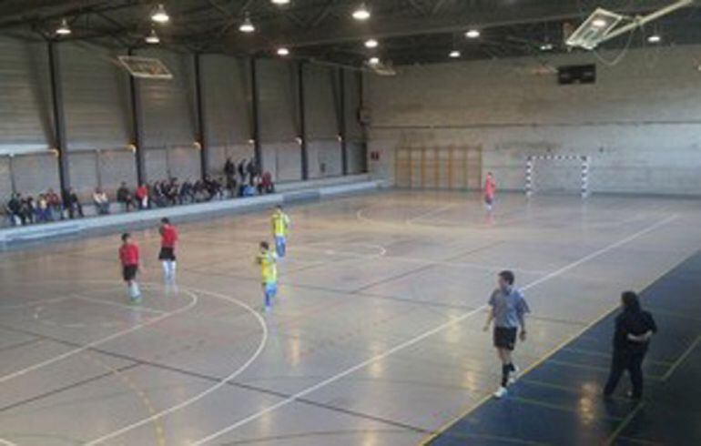 Partido de fútbol sala en el Polideportivo M4