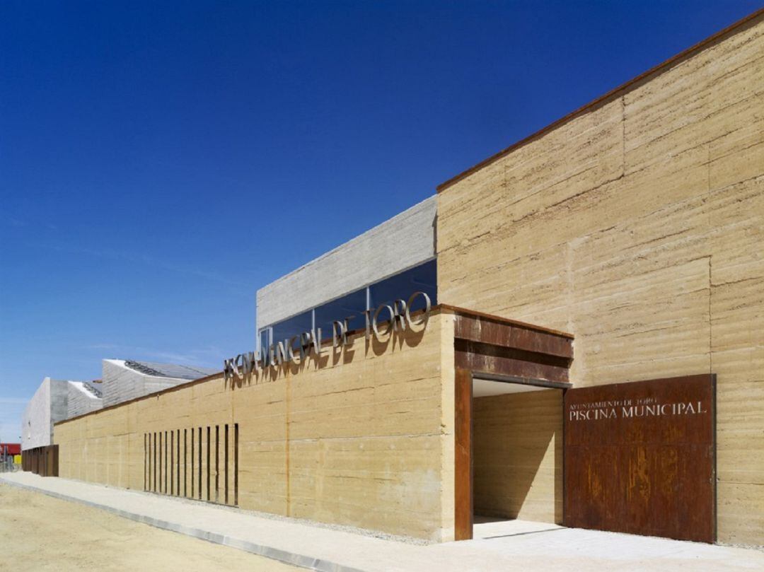 Exterior de la piscina municipal cubiera de Toro