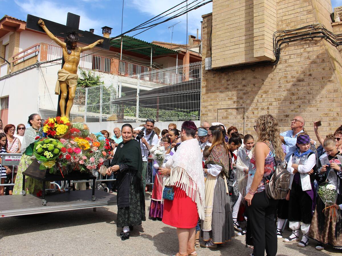 La ofrenda la Santo Cristo de los Milagros reúne a cientos de binefarenses