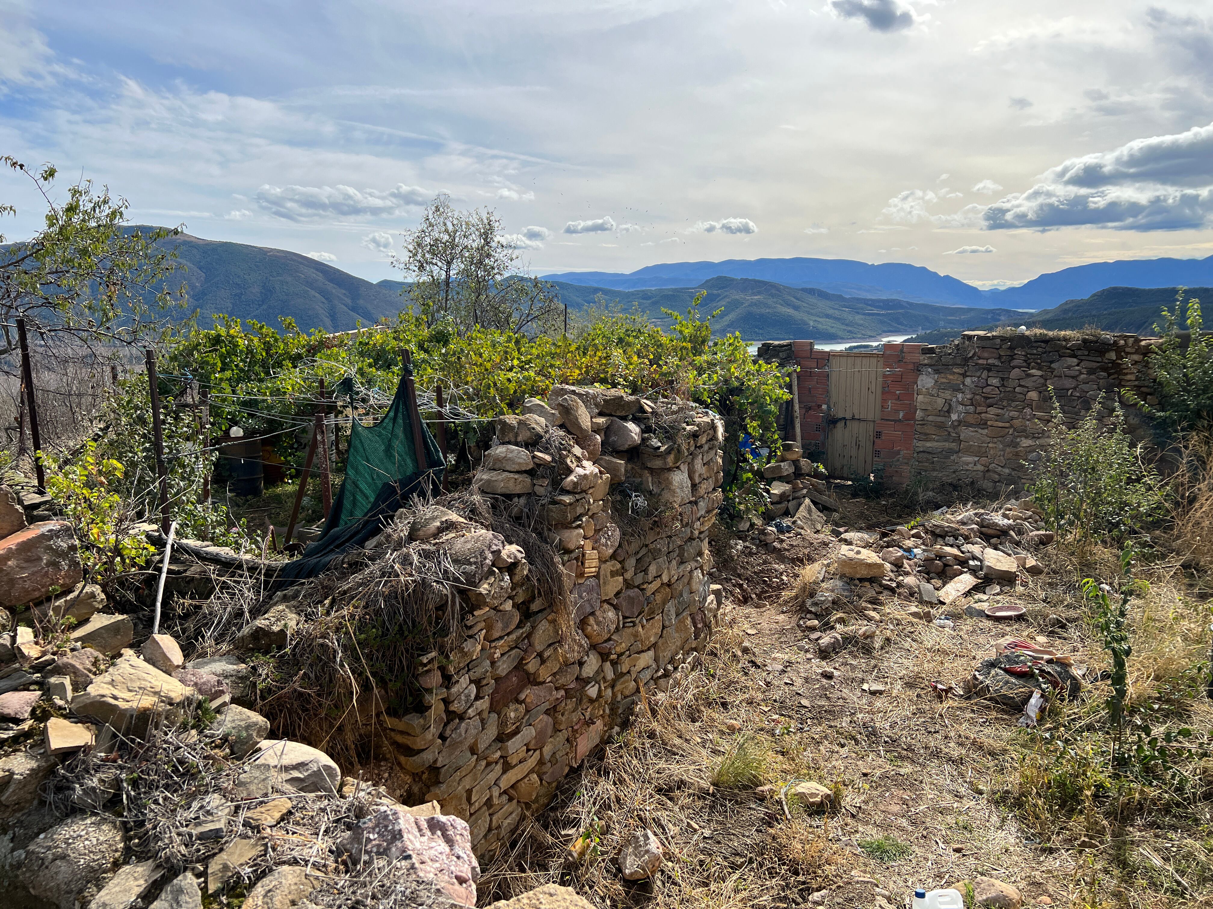 Zona de pati i horts on es van trobar les restes d'una dona a Torallola, al Pallars Jussà.  Foto: ACN
