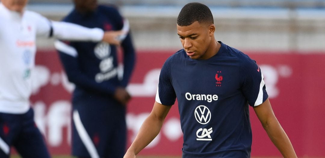 Kylian Mbappé, durante un entrenamiento con la selección francesa este martes