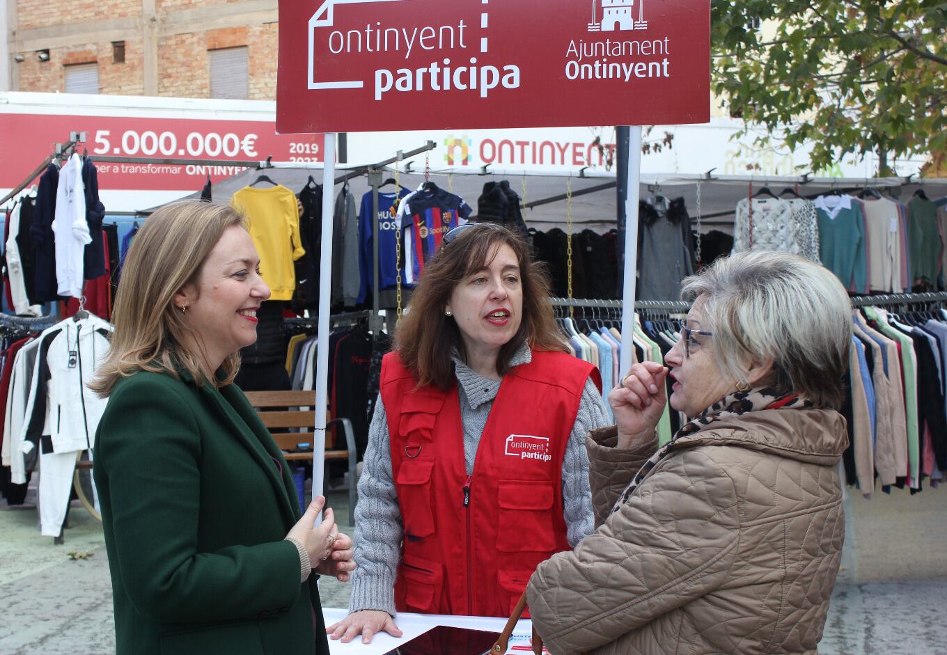 Natàlia Enguix i Virtudes González junt a una agent de l&#039;Ontinyent Participa