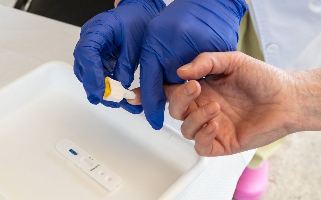 Una persona se somete al test de de COVID-19.