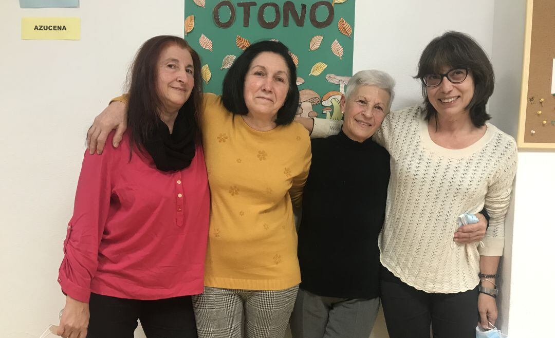 Las cuidadoras María Jesús, Eloísa y María Luisa, y la psicóloga de Afyedalcu, María Jesús Gil.