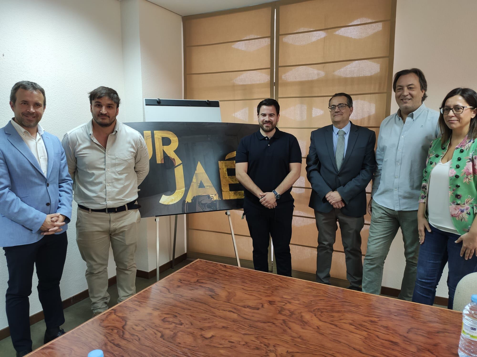 A la derecha el alcalde de Jaén, Julio Millán, y el presidente de Turjaén, Carlos Guirao, junto a otros miembros de ambas instituciones