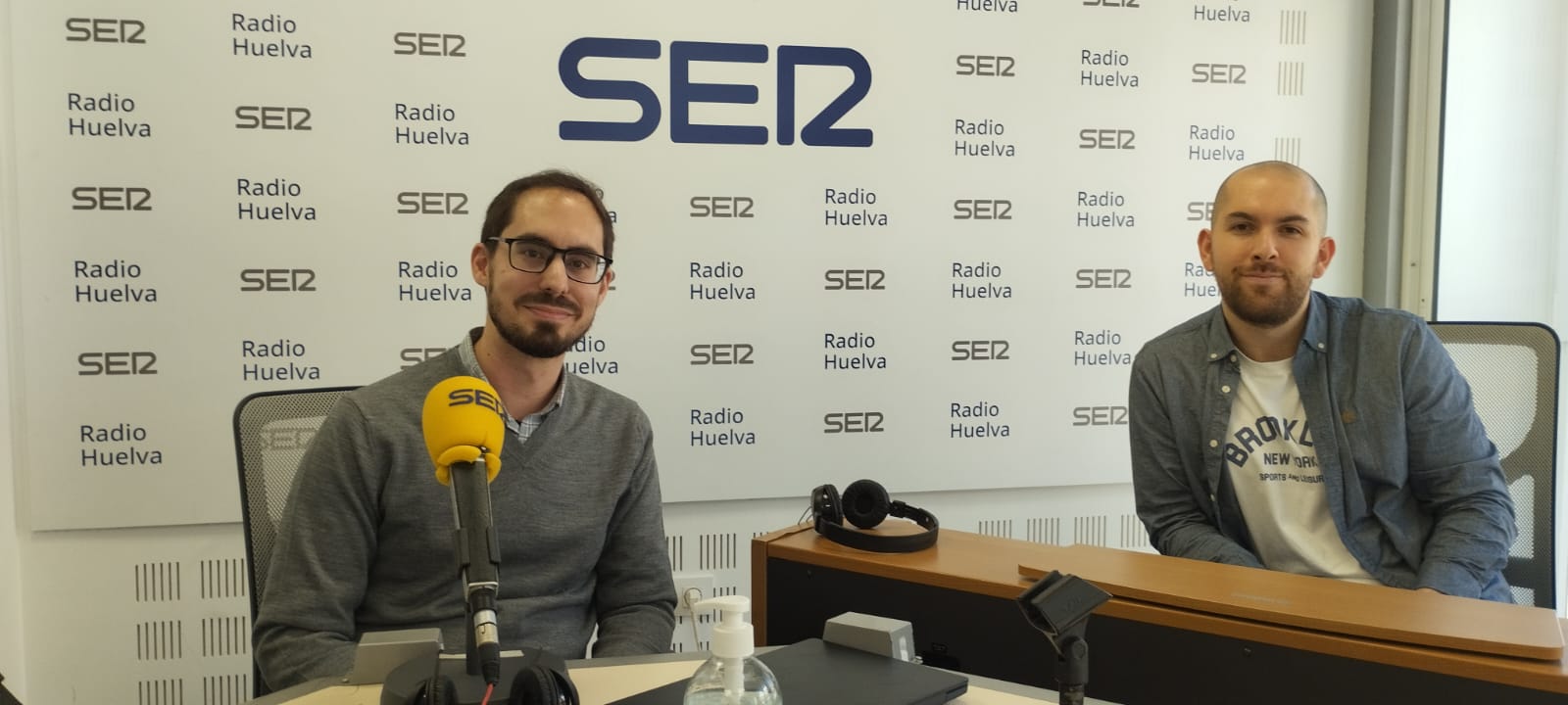 Alejandro Peña, profesor de piano en el CPM Javier Perianes de Huelva, junto al profesor Pablo Razábal