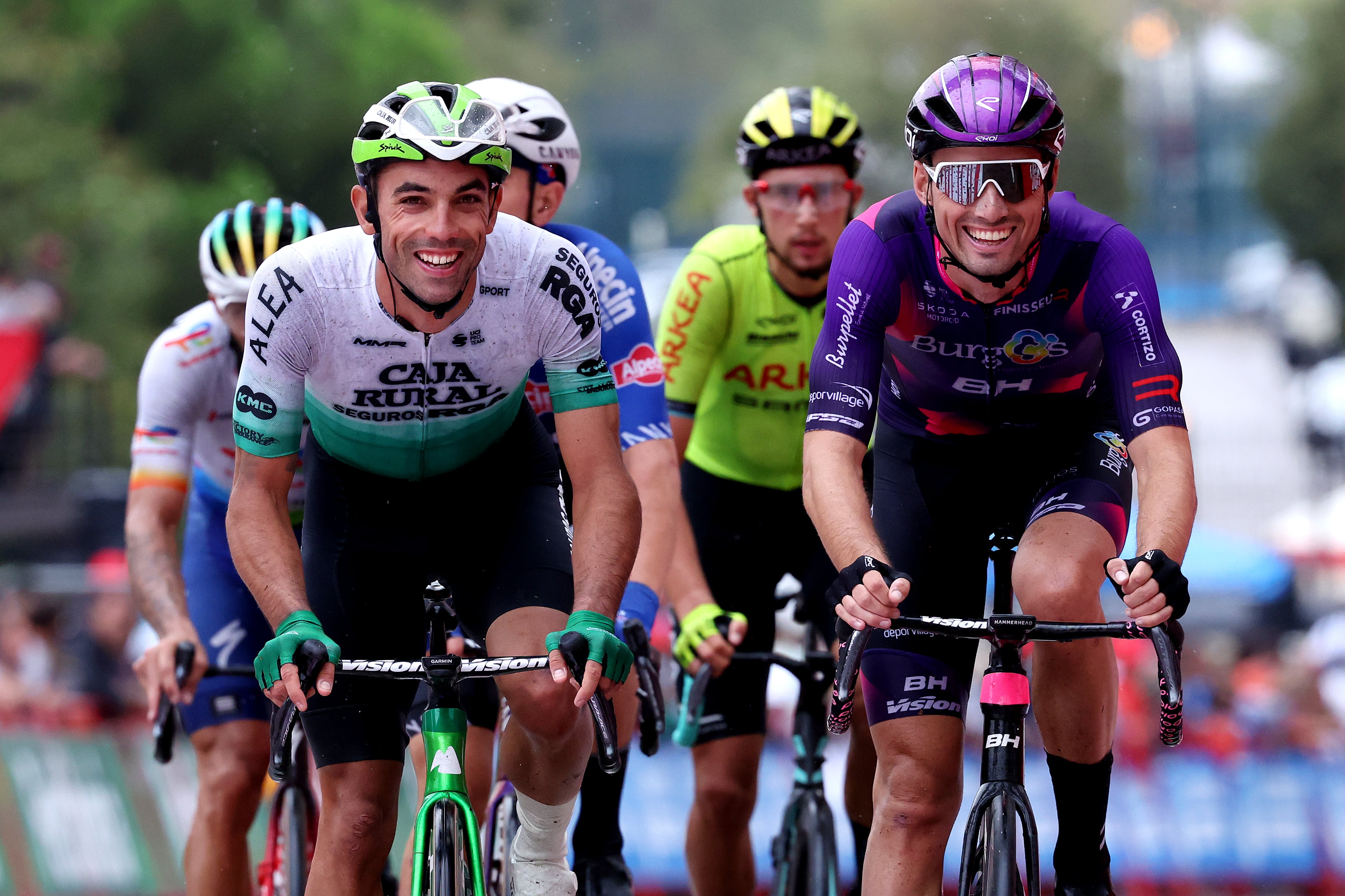 David González (i) durante el transcurso de la 2ª etapa de la Vuelta Ciclista a España