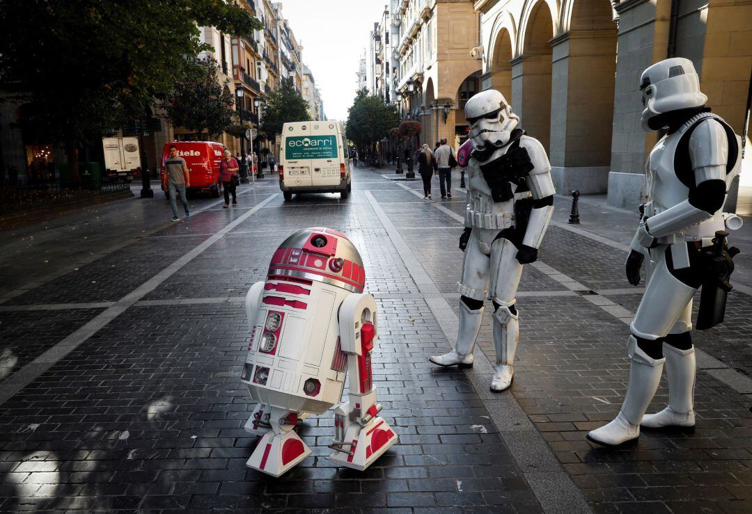 Un robot réplica del personaje de &#039;La guerra de las galaxias&#039; C3PO avanza hoy por una céntrica calle de San Sebastián, tras la presentación del festival &quot;XX años de Aspanogi por la sonrisa de los piratas&quot;.