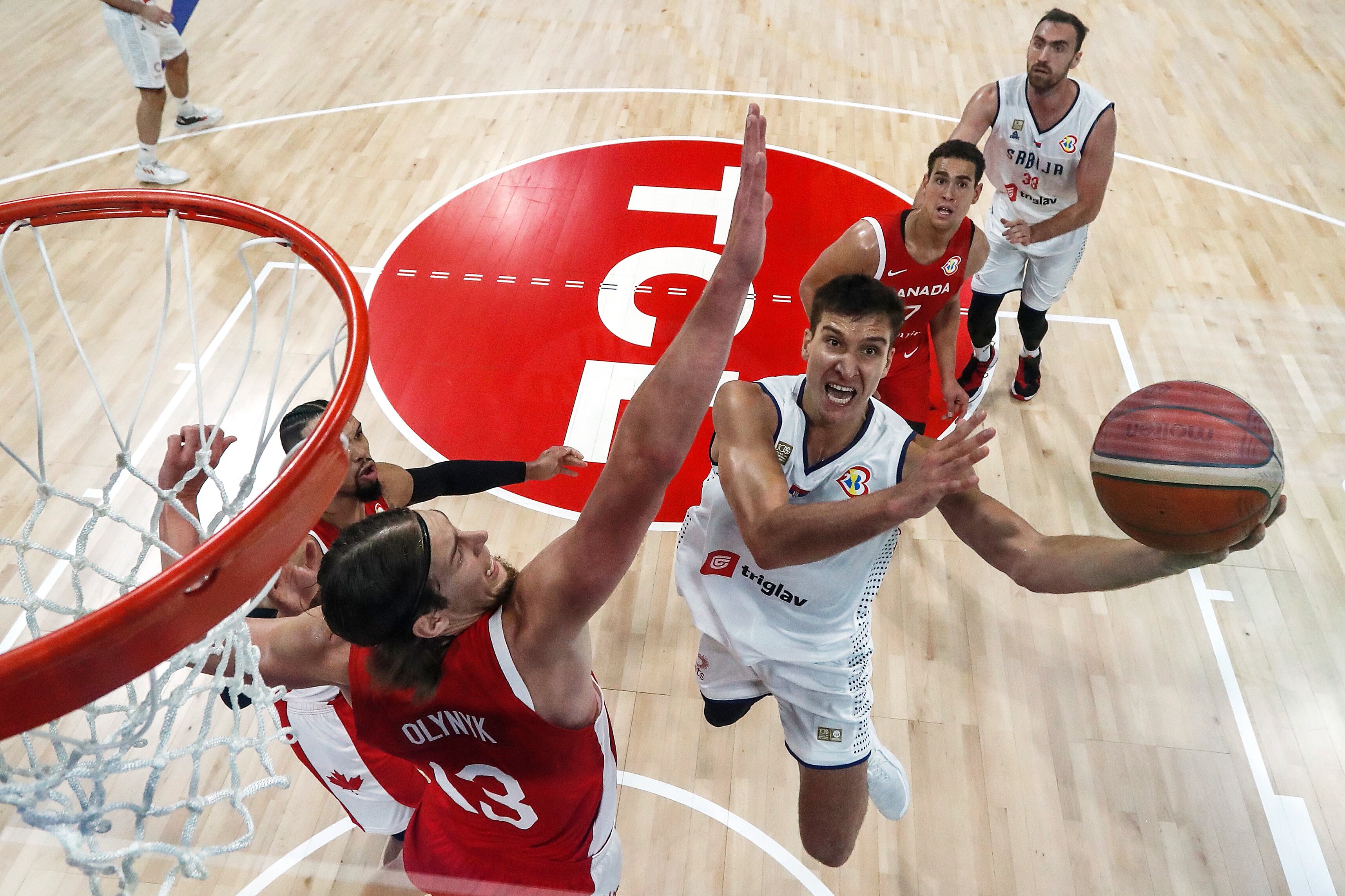 Serbia vence a Canadá para clasificarse a la final del Mundial con un inspirado Bogdanovic. (Photo by Yong Teck Lim/Getty Images)