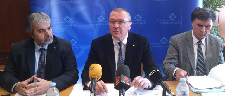 L'alcalde de Reus, Carles Pellicer (centre), acompanyat de Joaquim Nin, el delegat de la Generalitat al Camp de Tarragona (esquerra), i de Joaquim Enrech, regidor de Seguretat Ciutadana.