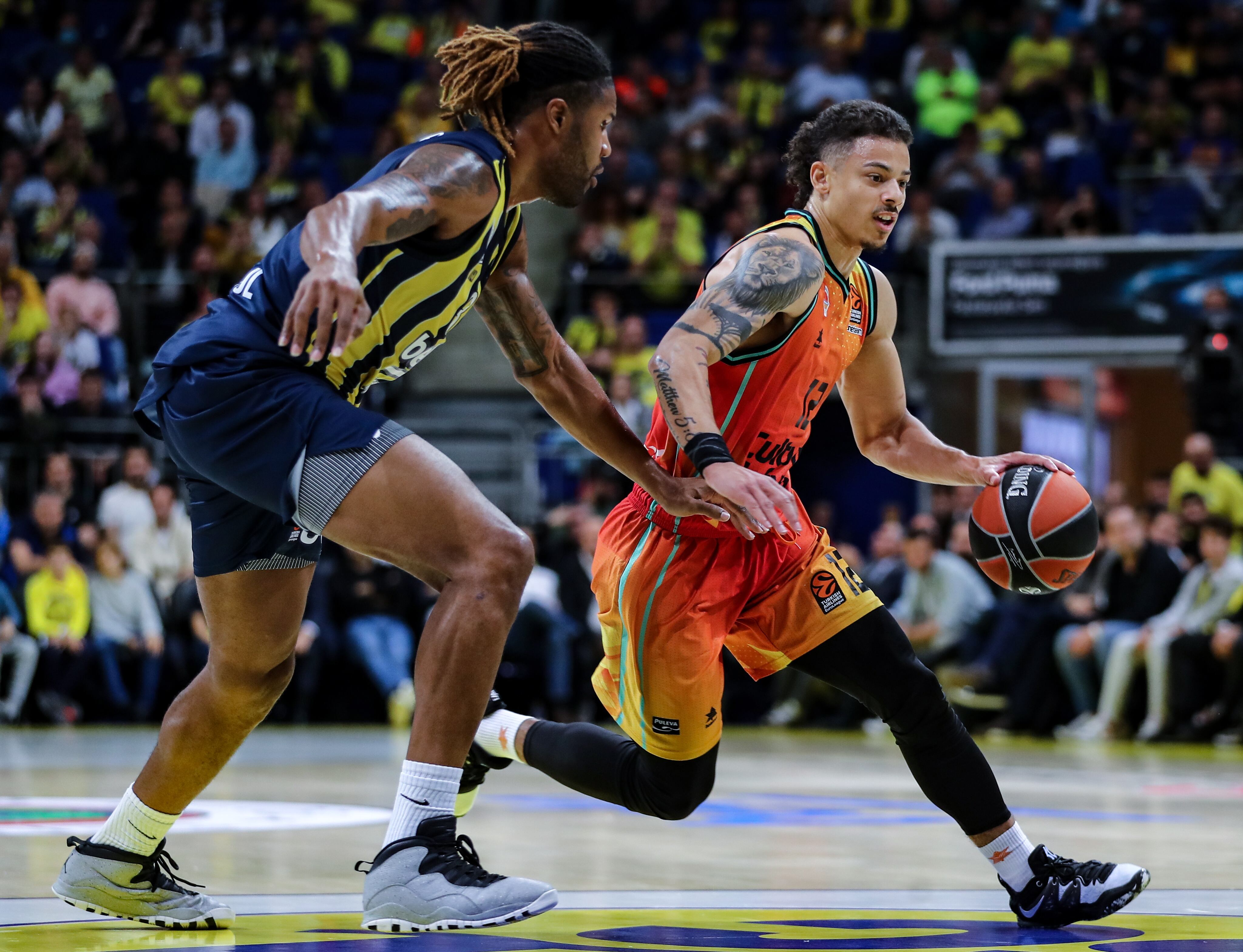 Istanbul (Turkey), 20/10/2022.- Devin Booker (L) of Fenerbahce in action against Jonah Radebaugh (R) of Valencia during the Euroleague basketball match between Fenerbahce Beko Istanbul and Valencia Basket in Istanbul, Turkey, 20 October 2022. (Baloncesto, Euroliga, Turquía, Estanbul) EFE/EPA/ERDEM SAHIN
