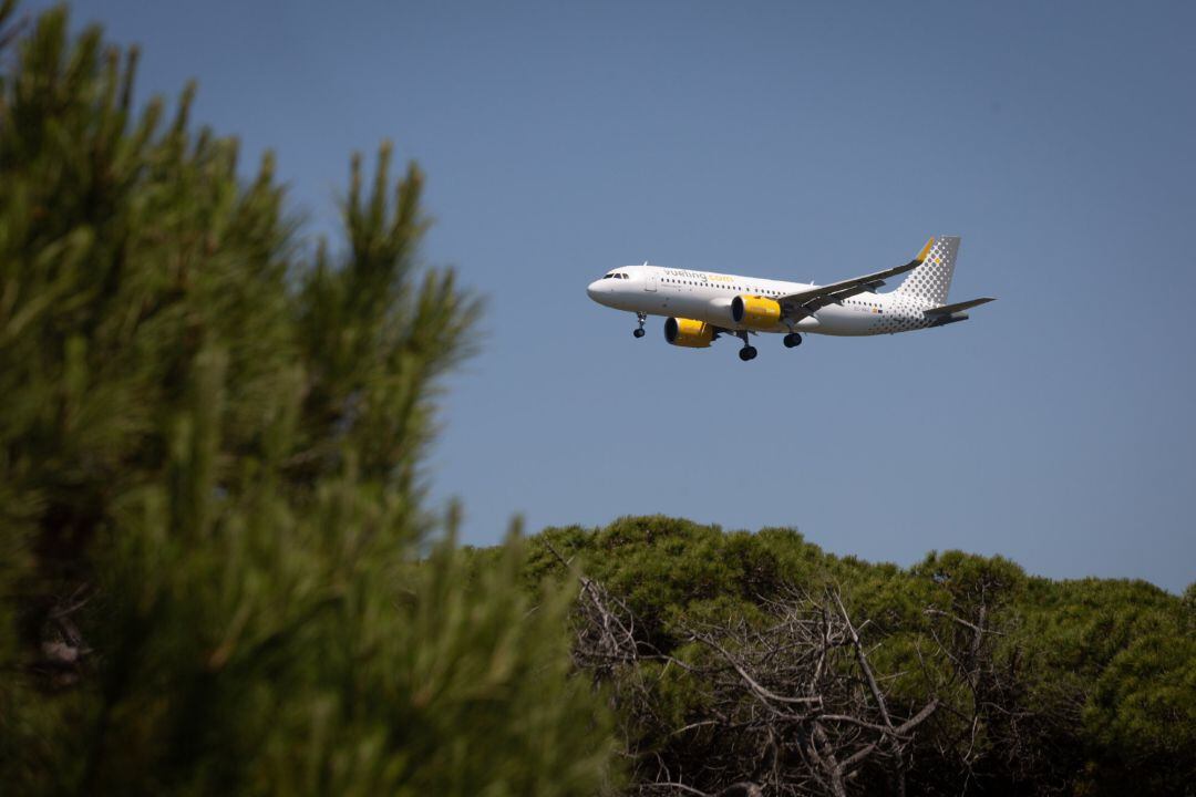 Archivo - Un avión vuela cerca del espacio protegido natural de La Ricarda