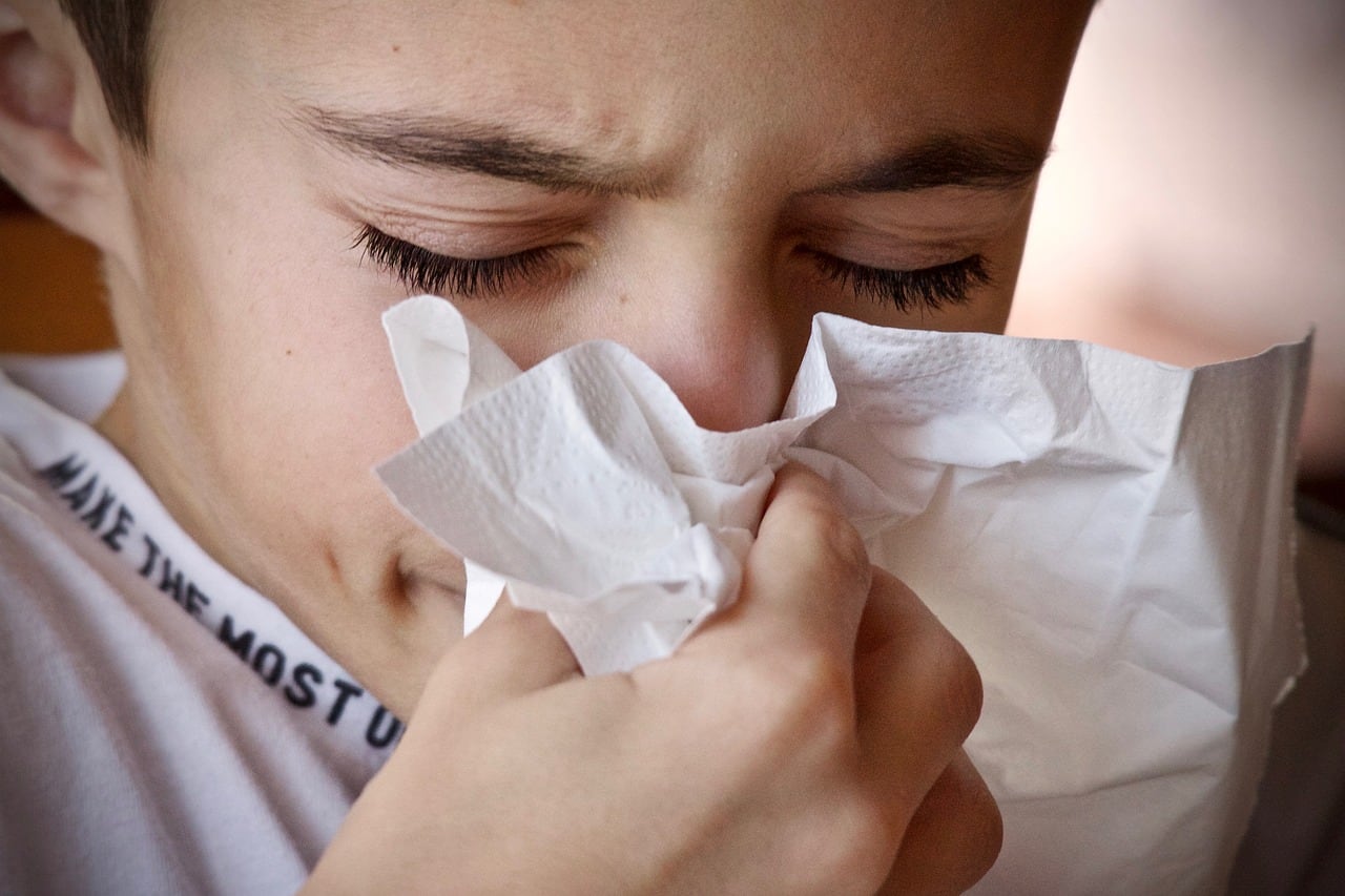 Niño con pañuelo de papel