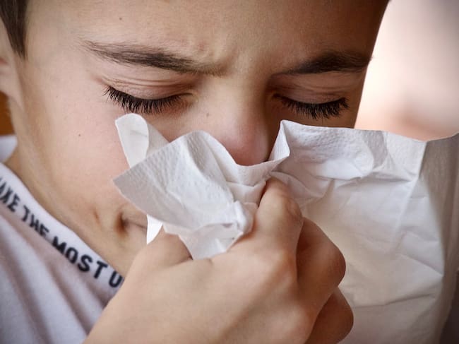 Niño con pañuelo de papel