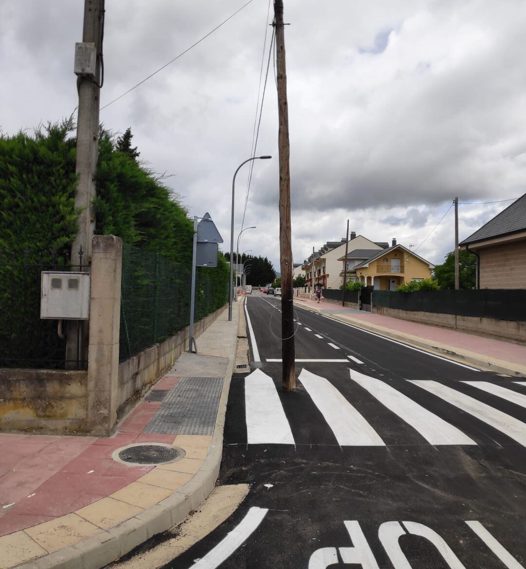 Uno de los postes invadiendo un paso de cebra