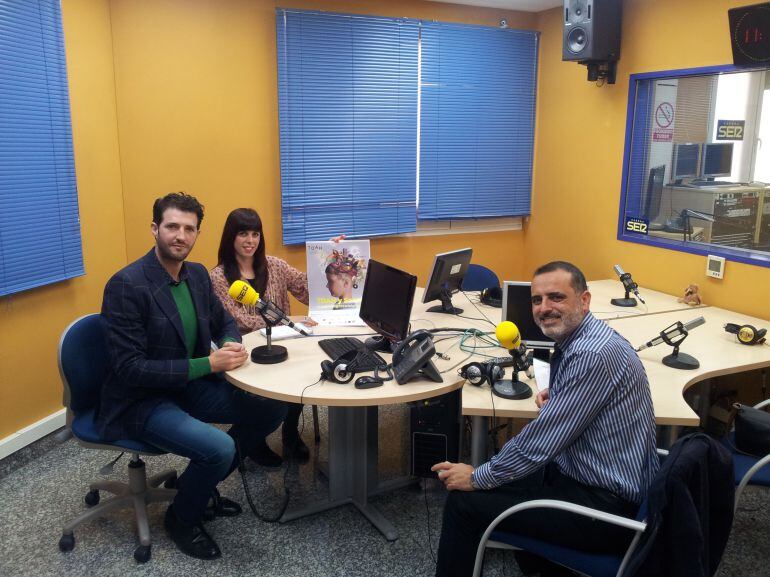 El presidente de la Federación de Asociaciones de Andalucía de TDAH, Santiago Quirós, junto a la organizadora del evento, Esther Ruiz, durante la entrevista mantenida en los estudios de Radio Granada.