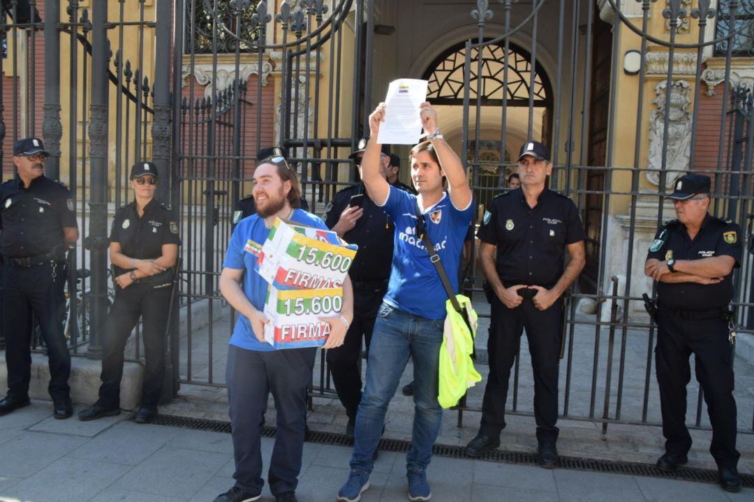 Miembros de la Plataforma Todos a Una entregan firmas en la Junta de Andalucía. 