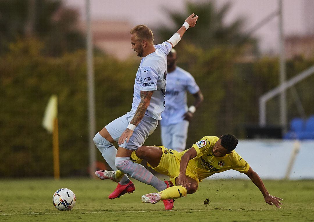 MURCIA, SPAIN - AUGUST 28: Francis Coquelin of Villarreal CF competes for the ball with Uros Racic of Valencia CF during a Pre-Season friendly match between Villarreal CF and Valencia CF at Pinatar Arena on August 28, 2020 in Murcia, Spain.  (Photo by Silvestre Szpyl, maQuality Sport Images, Getty Images)