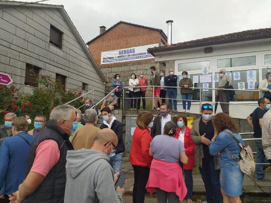 Concentración en Ponte Sampaio para apoyar el regreso del médico al Consultorio