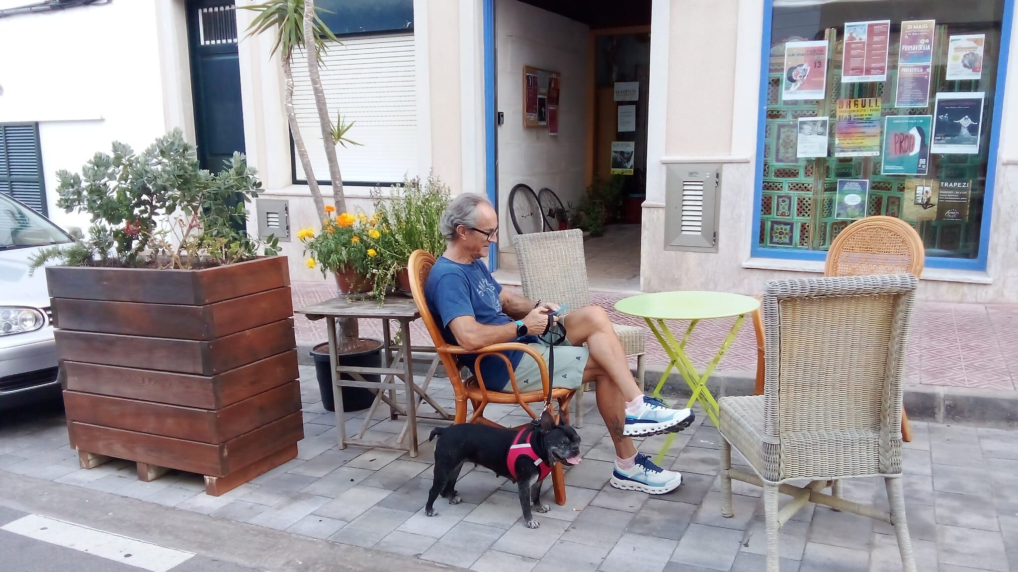 Aspecto de la entrada del local social