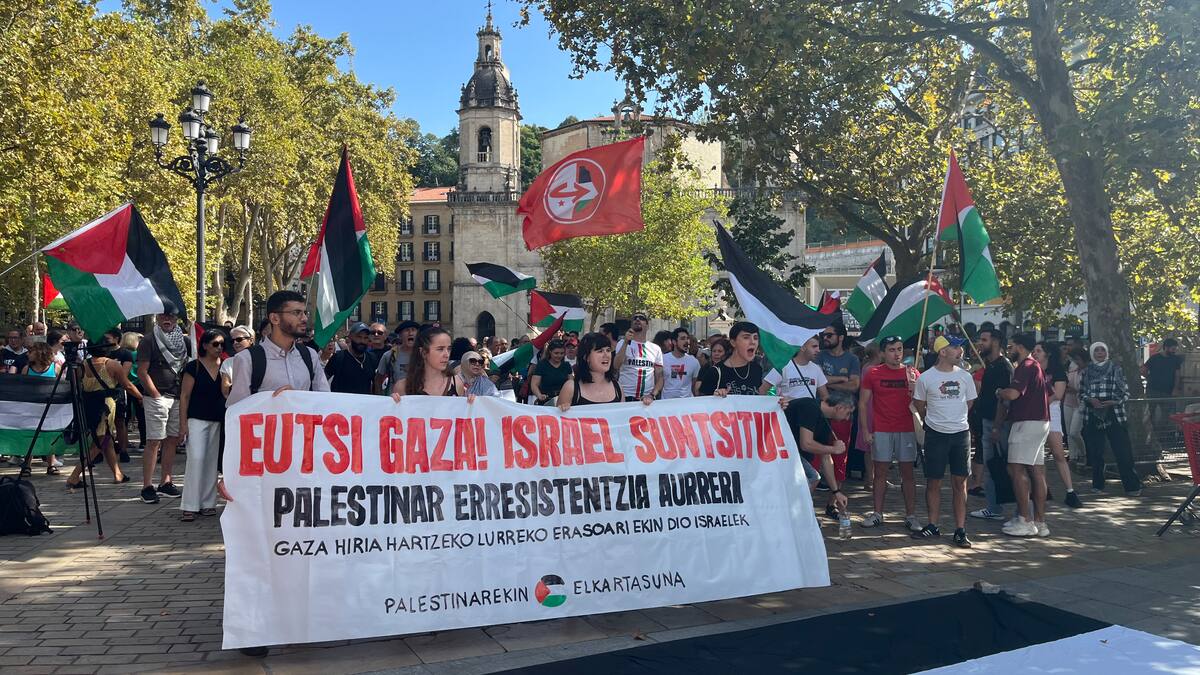Más de 300 personas se concentran en Bilbao para denunciar el ataque terrestre sobre la ciudad de Gaza