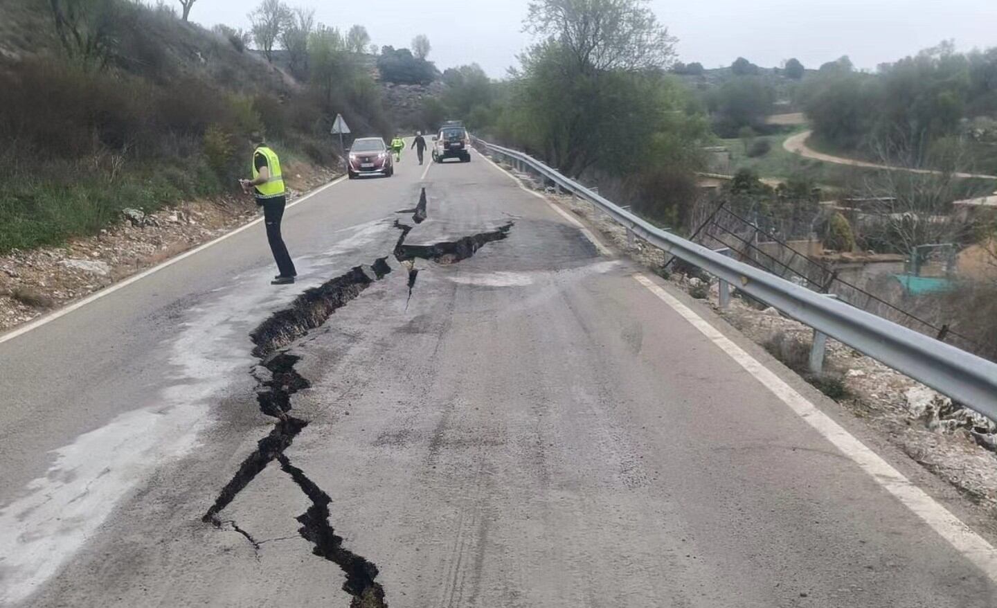 Grietas en la CM-2005 a la altura de Brihuega