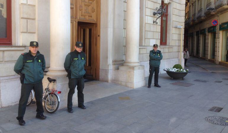 Agents de la Guàrdia Civil davant l'Ajuntament de Reus