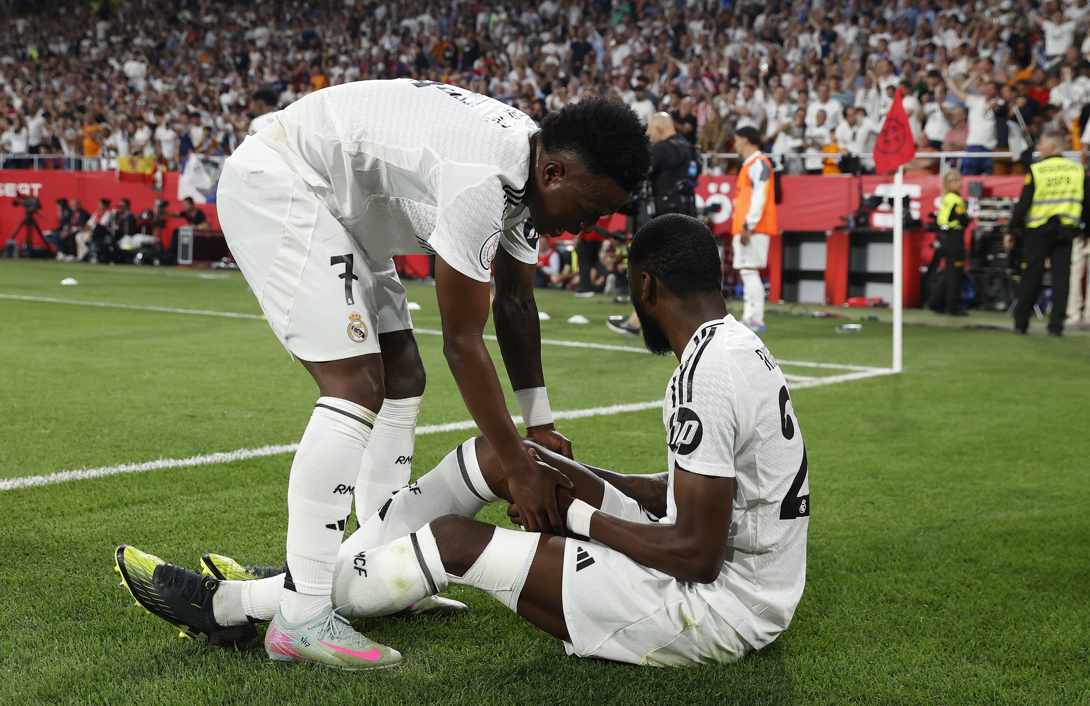 Antonio Rüdiger se duele de la rodilla durante la final de Copa