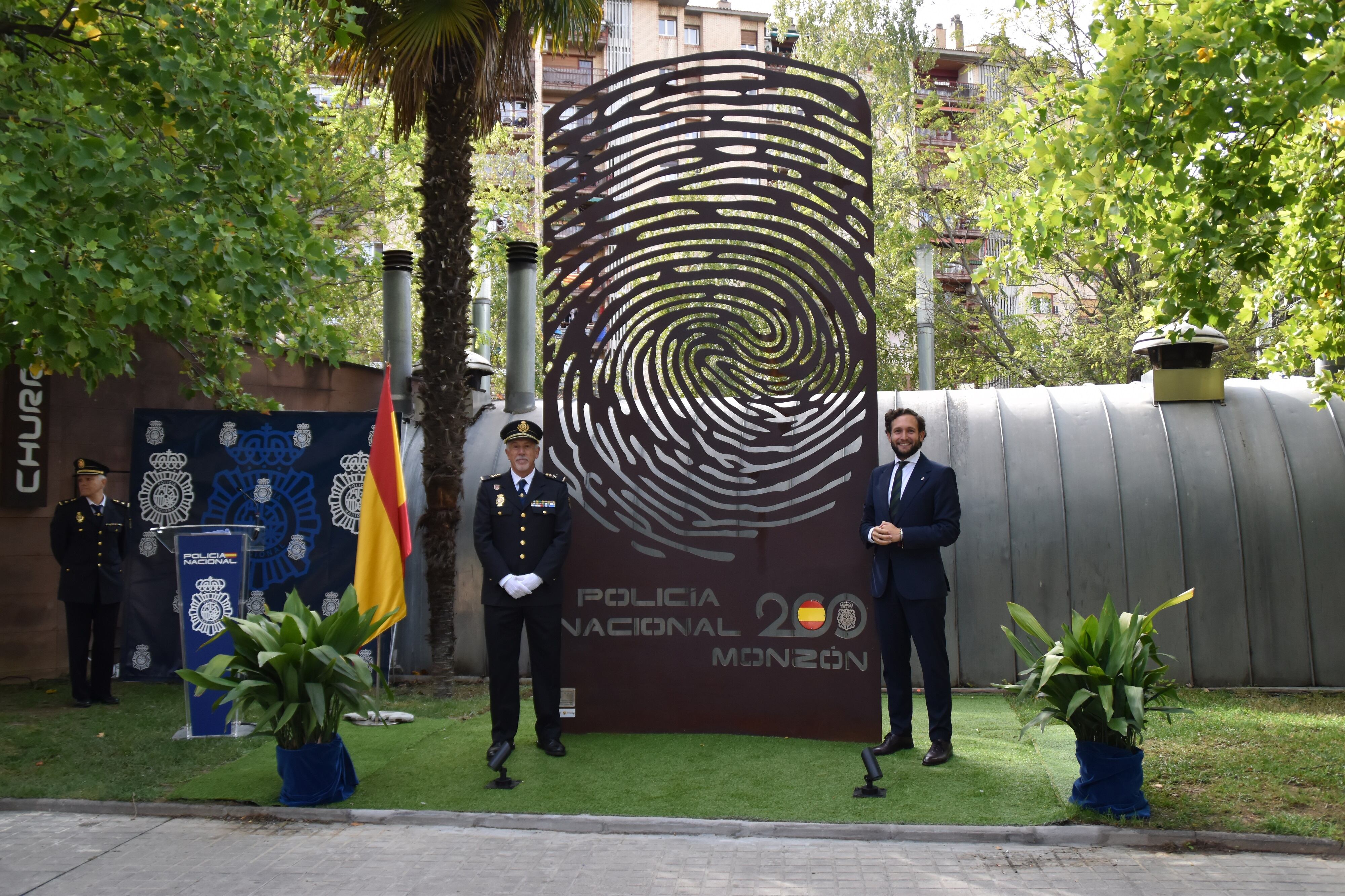 Florentino Marín e Isaac Claver han descubierto la escultura “Huella”. Foto: Ayuntamiento de Monzón