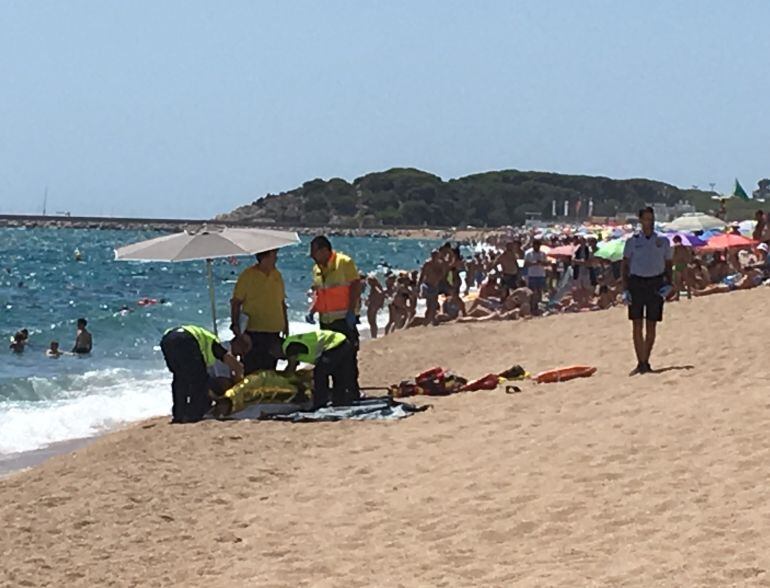 Un equip del SEM atenent un home ofegat a la platja