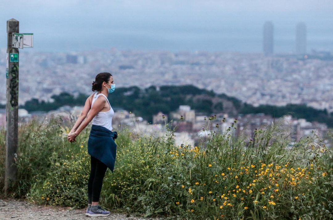 Una mujer hace deporte en Barcelona.