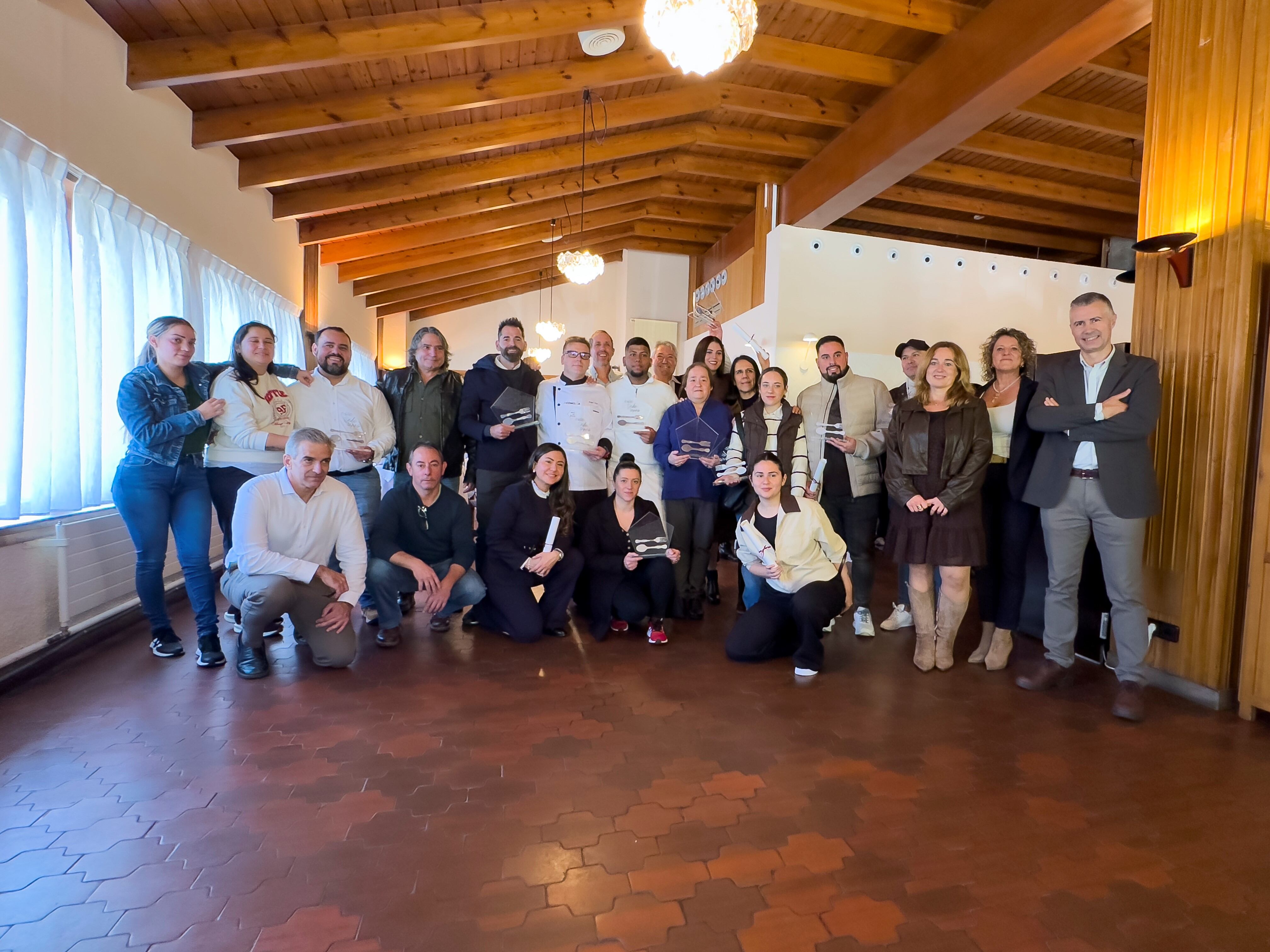 Foto de familia con los premiados del Concurso de Tapas de Acomseja 2025. Foto: Acomseja