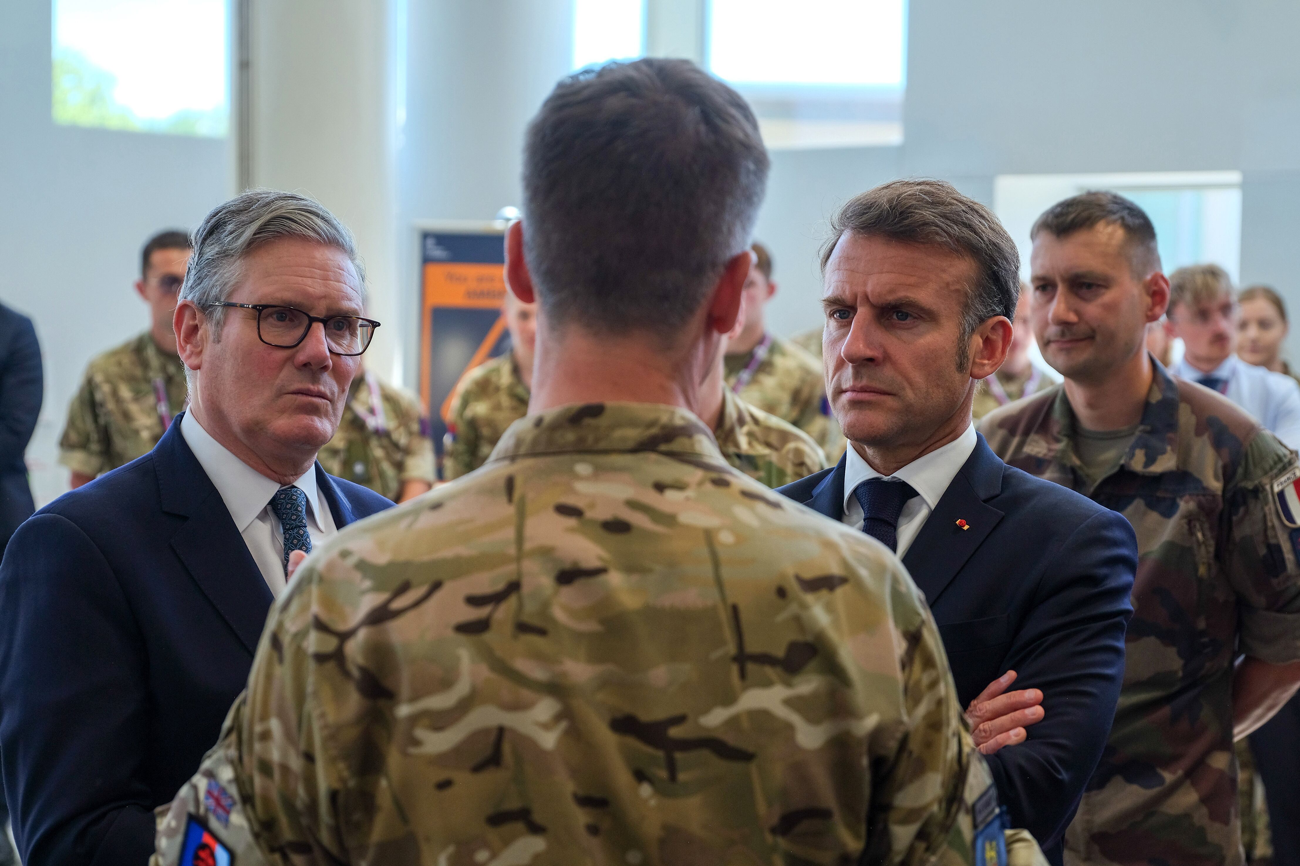 El primer ministro británico, Keir Starmer, y el presidente francés, Emmanuel Macron, durante una visita a una base militar en el marco del viaje de Macron a Reino Unido, este jueves. EFE/EPA/TOM SKIPP / POOL