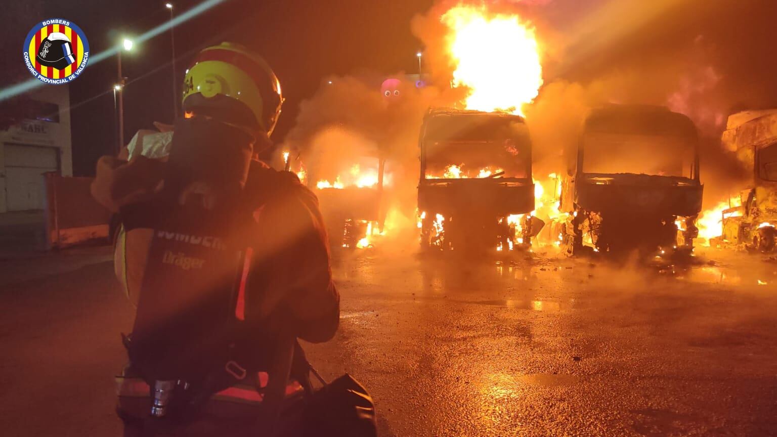 Cuatro camiones incendiados en un aparcamiento abierto de Sedaví