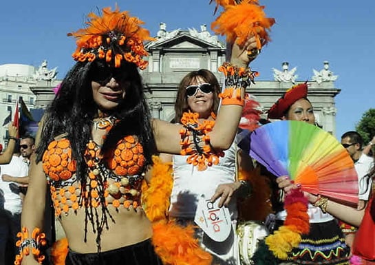 La Manifestación Estatal del Orgullo de Lesbianas, Gays, Transexuales y Bisexuales (LGTB), celebrada hoy en Madrid bajo el lema &quot;por la visibilidad lésbica&quot;, ha llenado el centro de la capital de ambiente festivo y reivindicaciones contra la discriminación del colectivo gay y, especialmente, de las lesbianas.