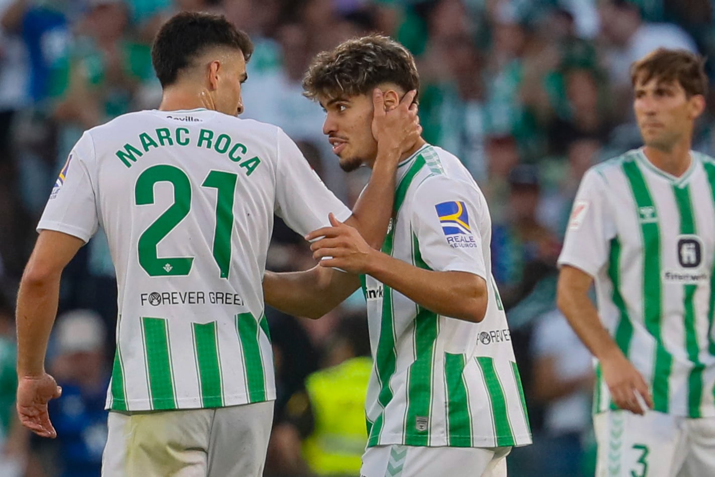 Sevilla, 24/09/2023.- Los jugadores del Real Betis celebran el gol de su equipo que los lleva hasta el empate durante el partido de liga disputado en el estadio Benito Villamarín de Sevilla. EFE/ José Manuel Vidal