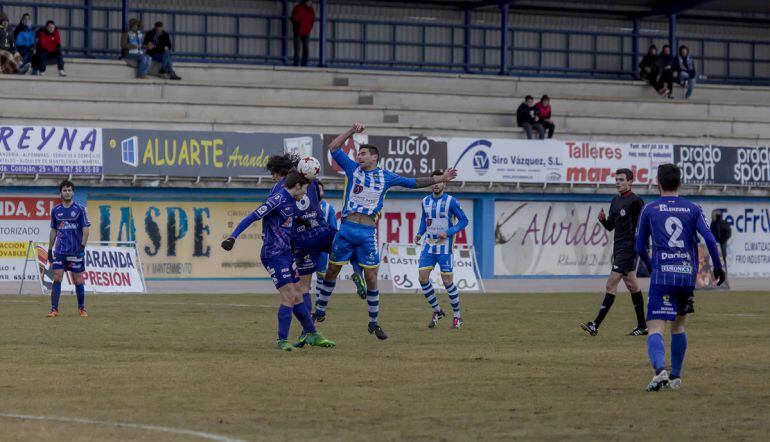 Rubiato pugna sin suerte con un rival durante el encuentro ante el Cristo Atlético.