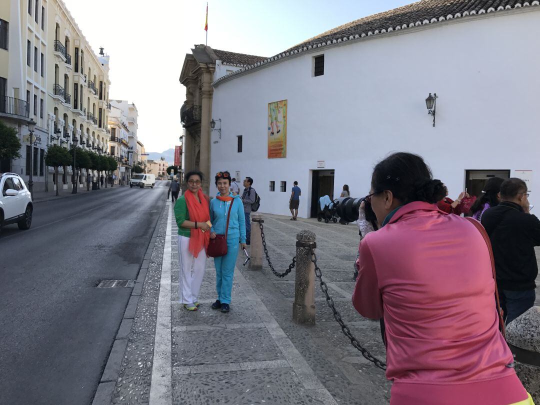 Turistas japoneses en la zona centro de la ciudad del Tajo