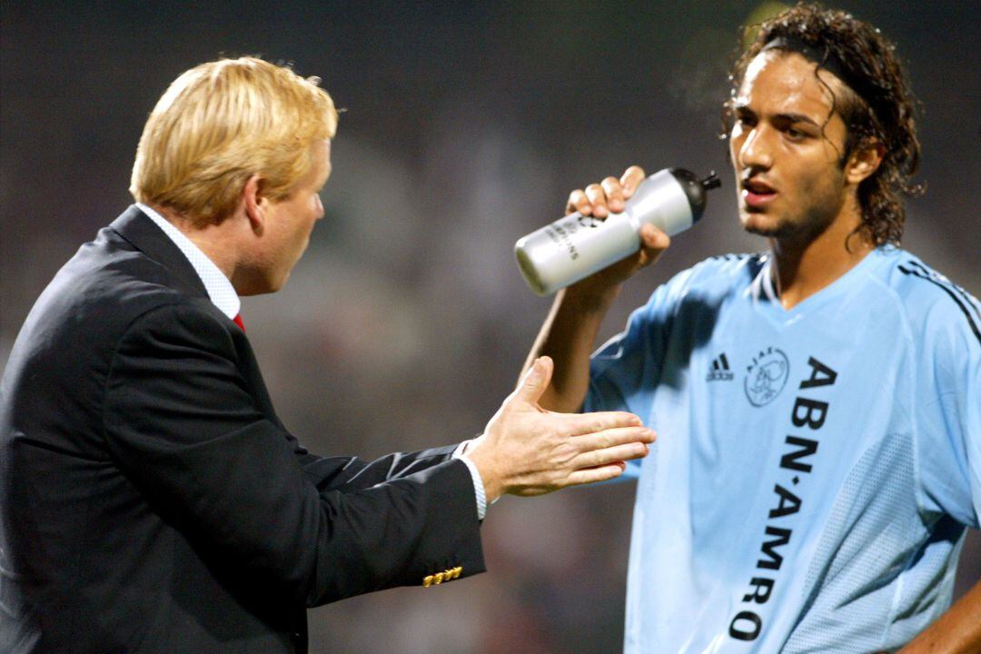 Ronald Koeman da instrucciones a Mido en el Ajax