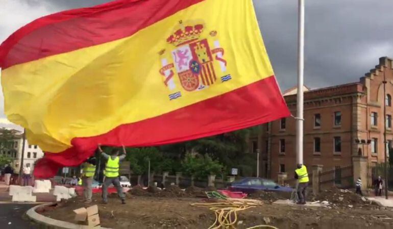 Imagen de la prueba del izado de la bandera en la rotonda que se dedicará a las víctimas del terrorismo