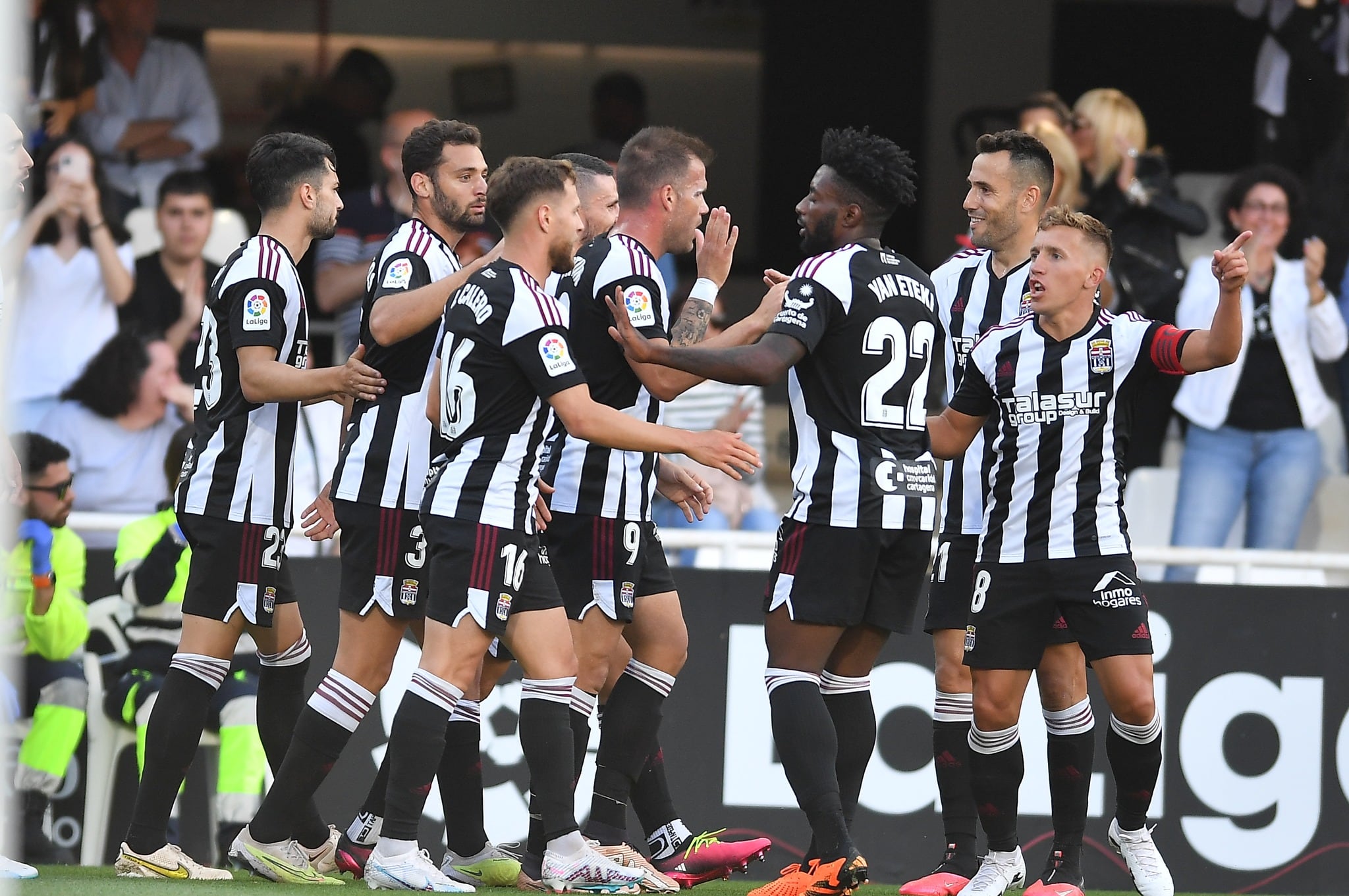 La plantilla del FC Cartagena celebra un gol