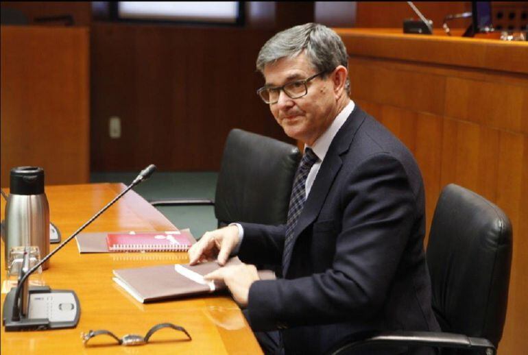 El consejero de presidencia Vicente Guillén en las Cortés de Aragón