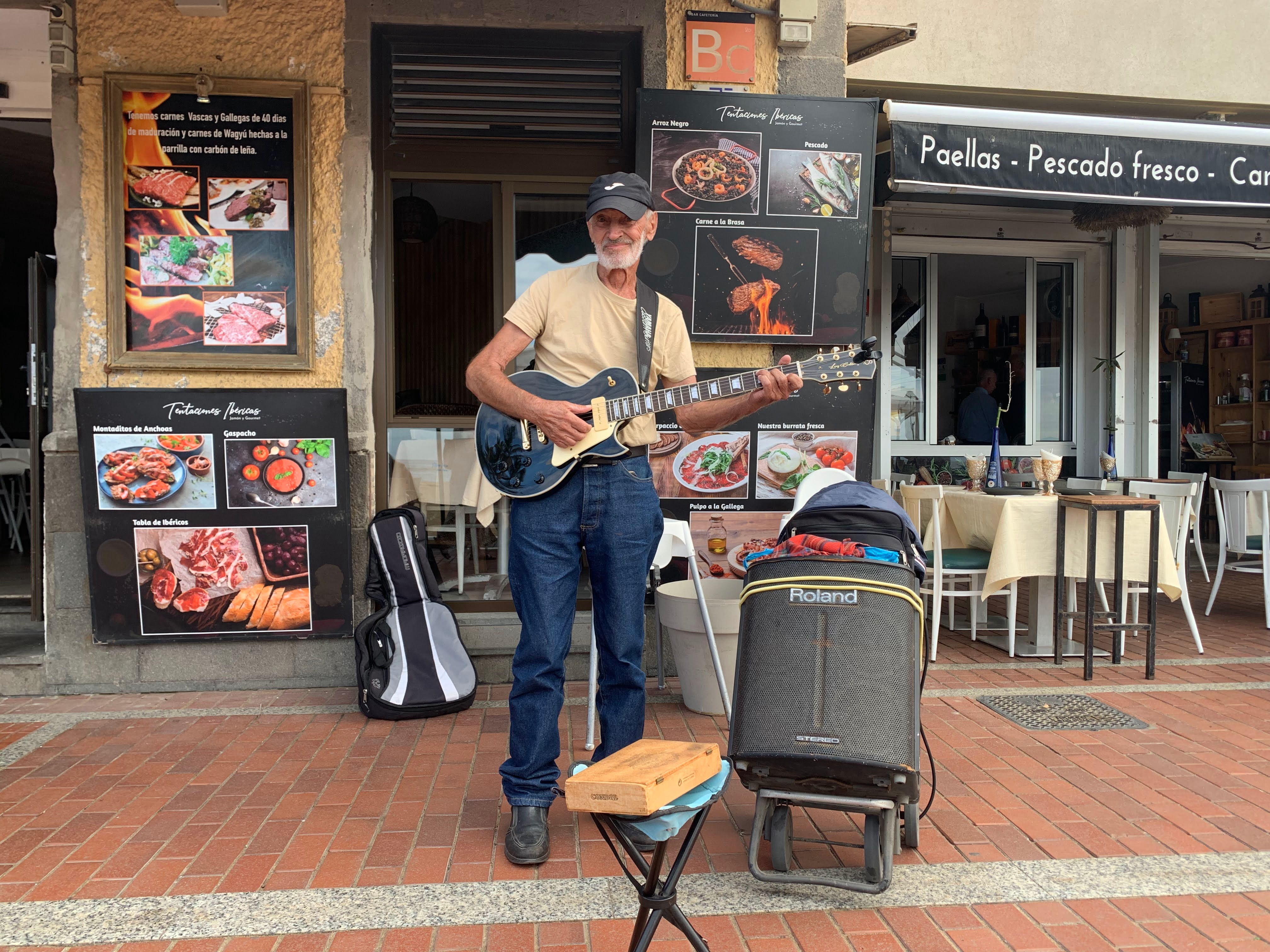 Carlos con su guitarra en el paseo marítimo de la playa de Las Canteras.